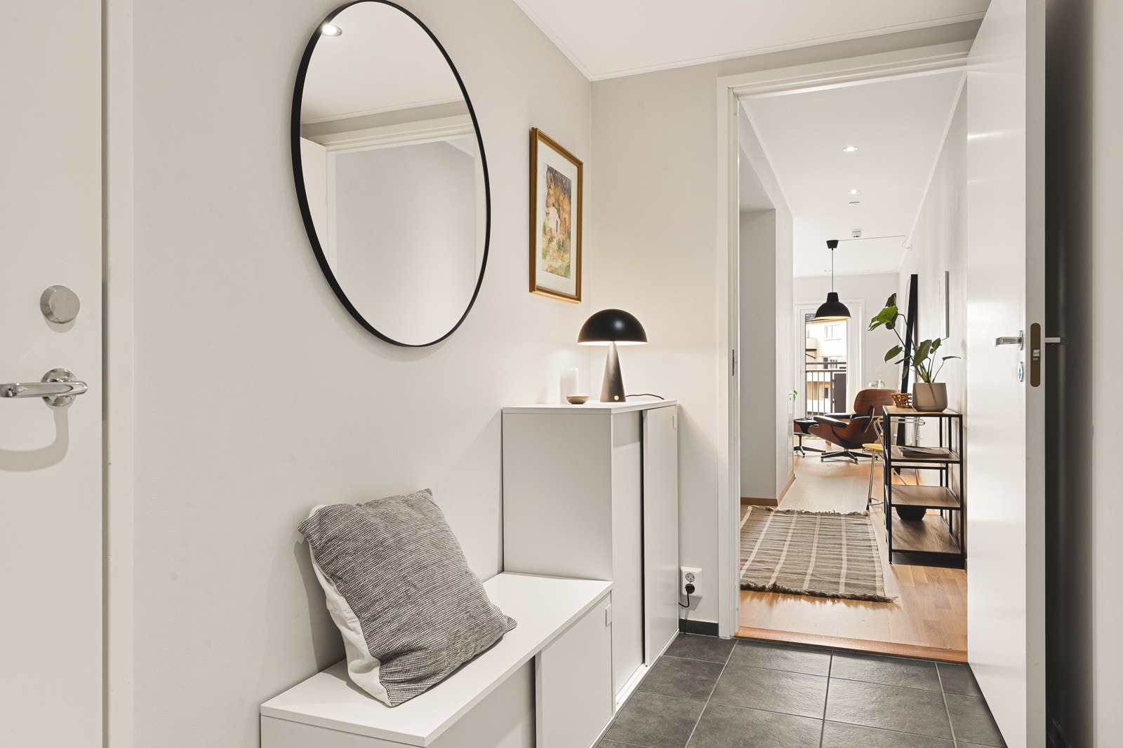 Overflatene i hele leiligheten er gjennomgpende lyse og moderne. Galleribilde