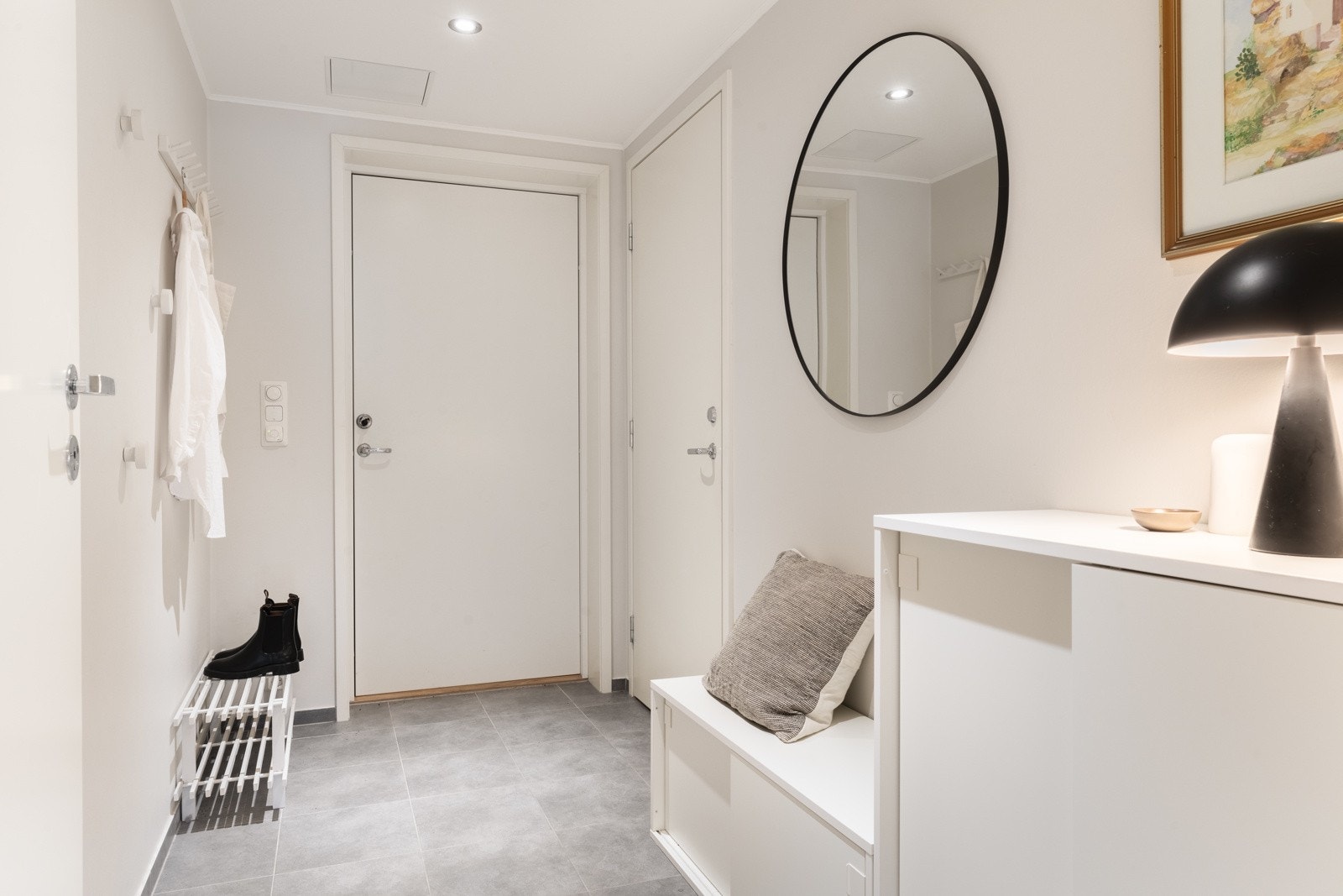Velkommen inn! Den fliselagte entreen er romslig med god plass til å sette fra seg yttertøy og sko. Galleribilde