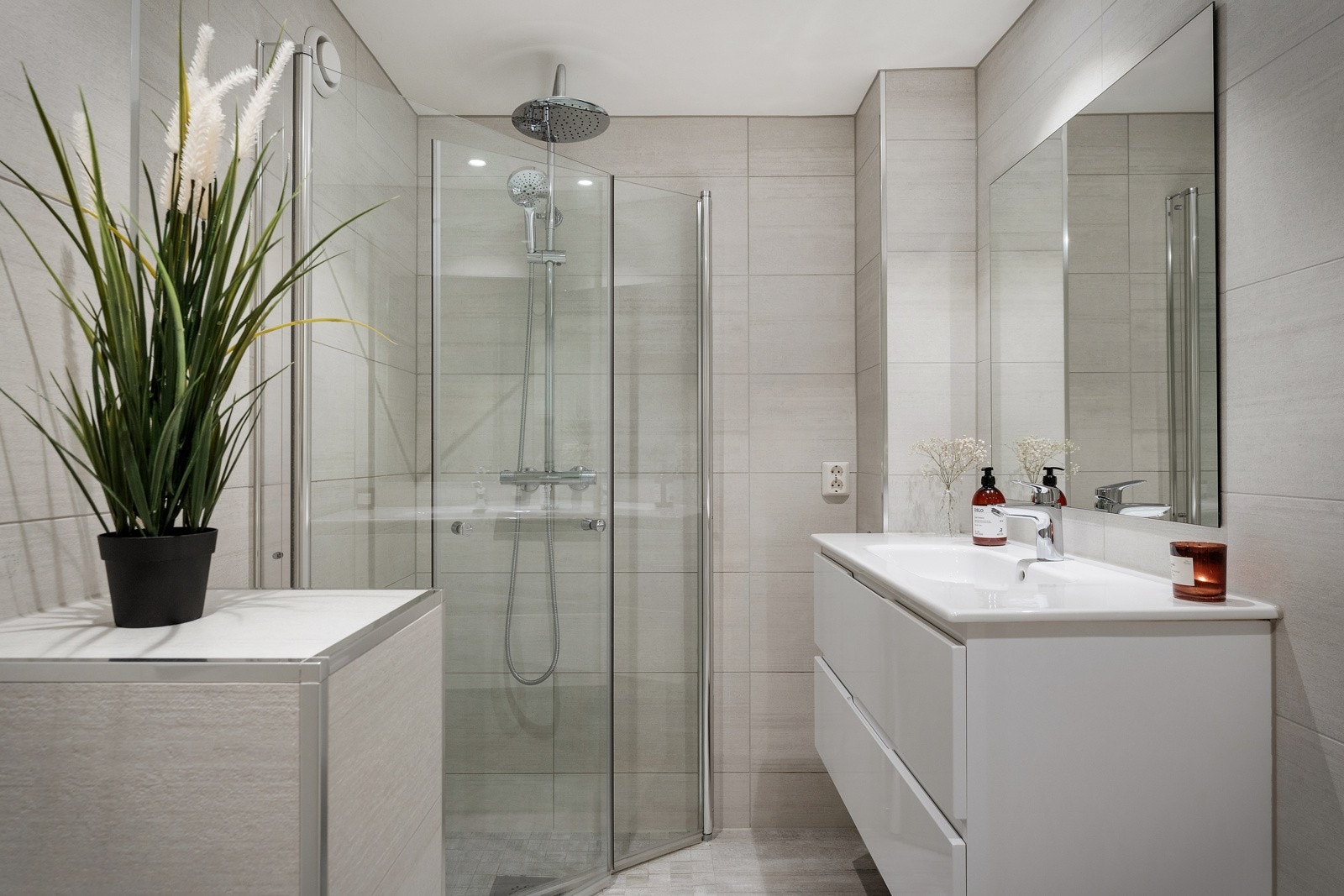 Badet er helfliset med termostatstyrte varmekabler i gulvet. Galleribilde