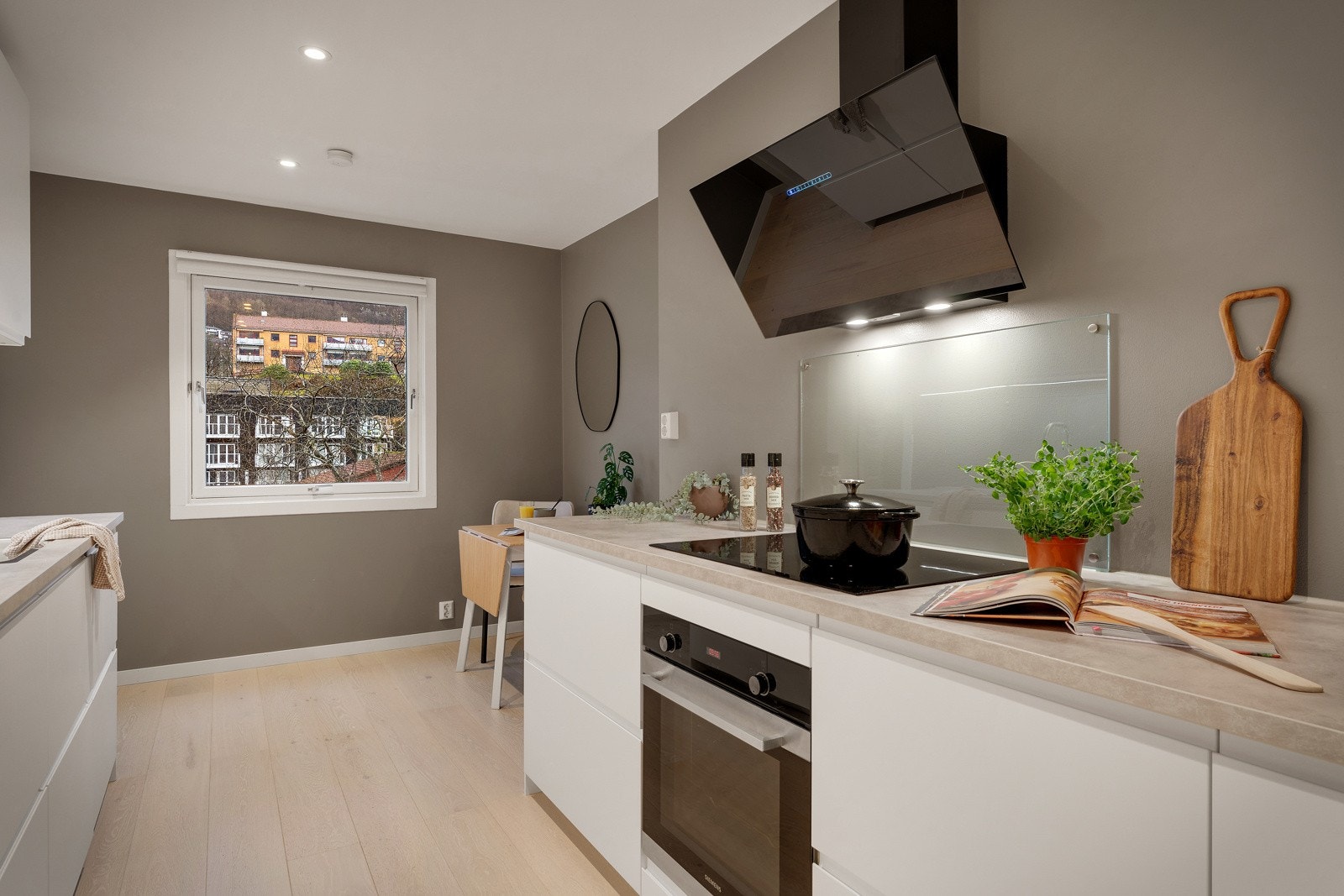 Kjøkkenet har følgende integrerte hvitevarer: platetopp m/induksjon, stekeovn, kjøleskap m/frysedel og oppvaskmaskin. Galleribilde