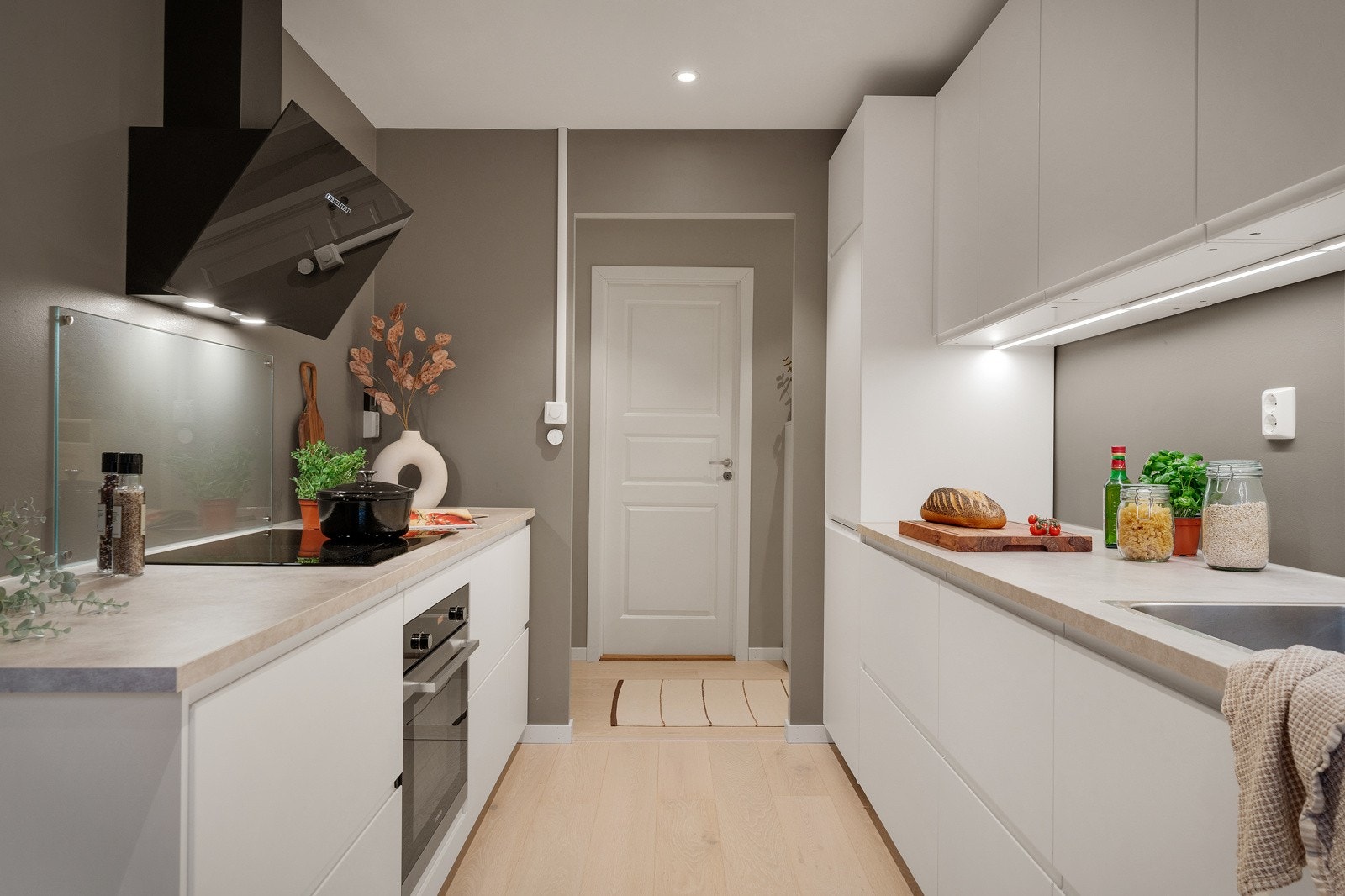 Her er det rikelig med benke- og skapplass til matlaging og oppbevaring. Galleribilde