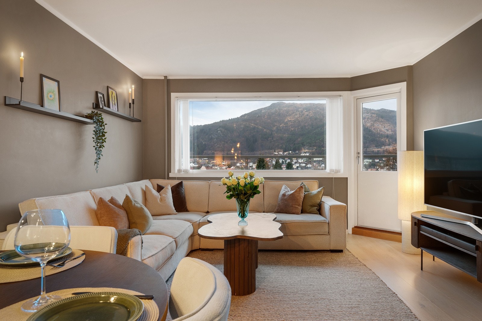 Boligen har en romslig stue malt i tidsriktige farger. Galleribilde