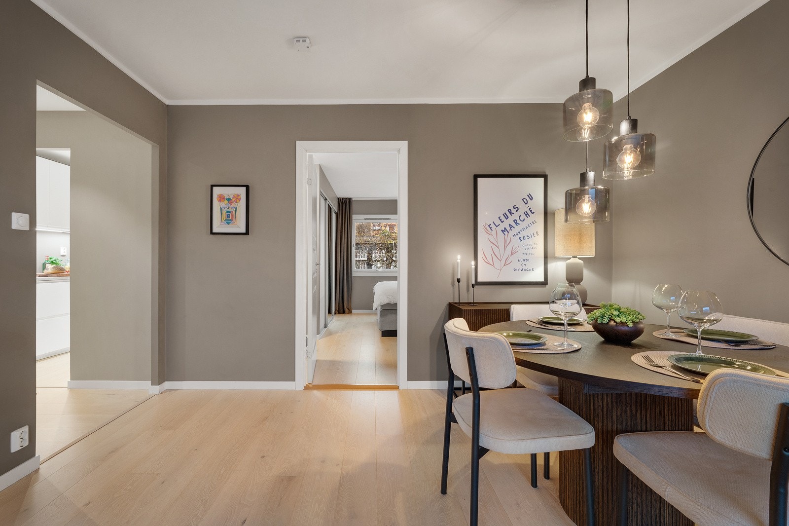 Fra stuen fører det videre til kjøkkenet. Galleribilde