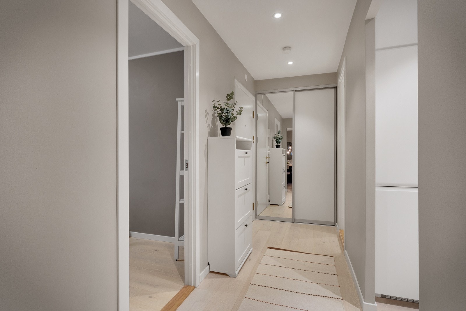 En flott entrè ønsker deg velkommen inn i boligen. Galleribilde