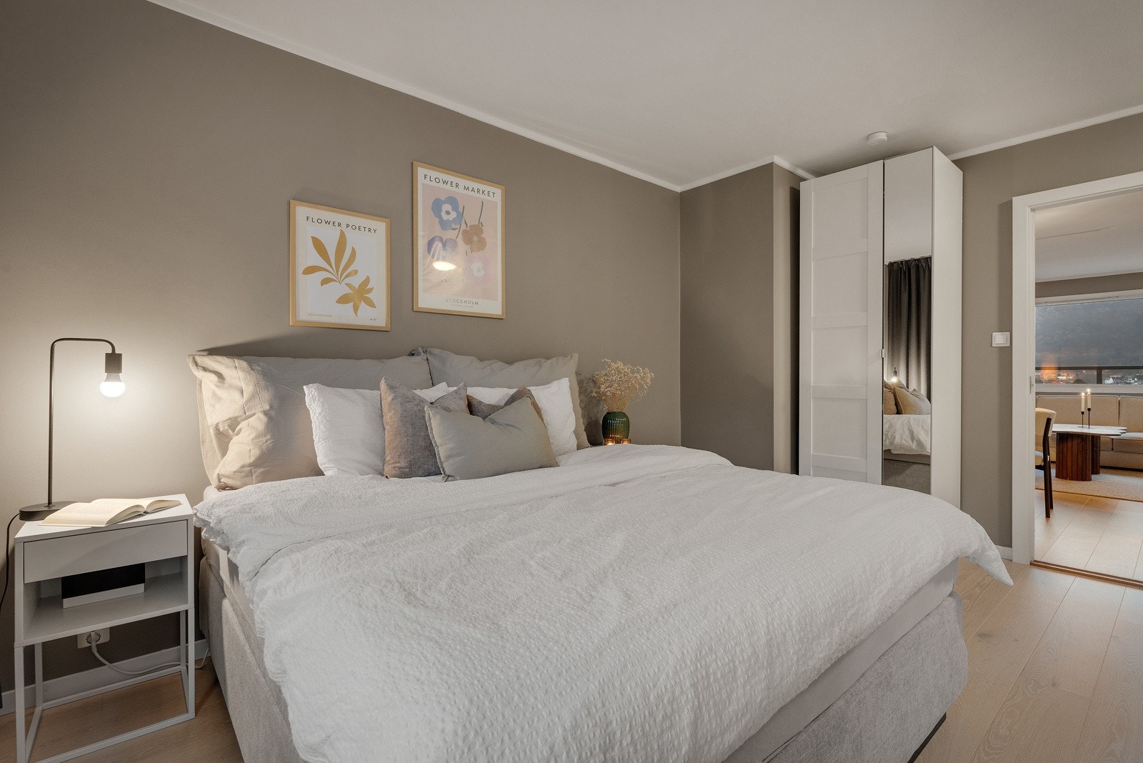 God plass til å innrede med stor dobbeltseng, nattbord, kommode m.m. Galleribilde