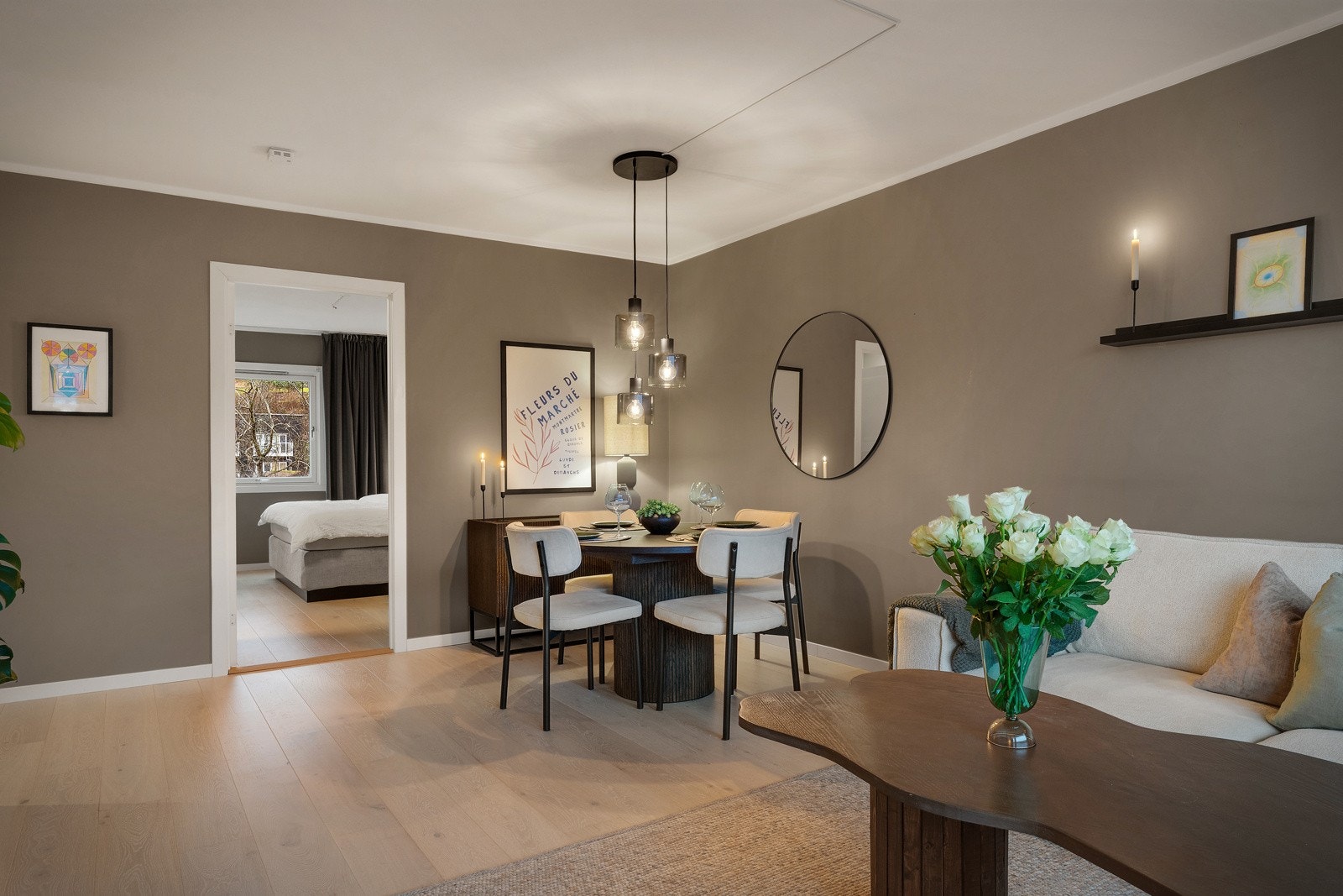 Gulvene i boligen er belagt med flott laminat. Galleribilde