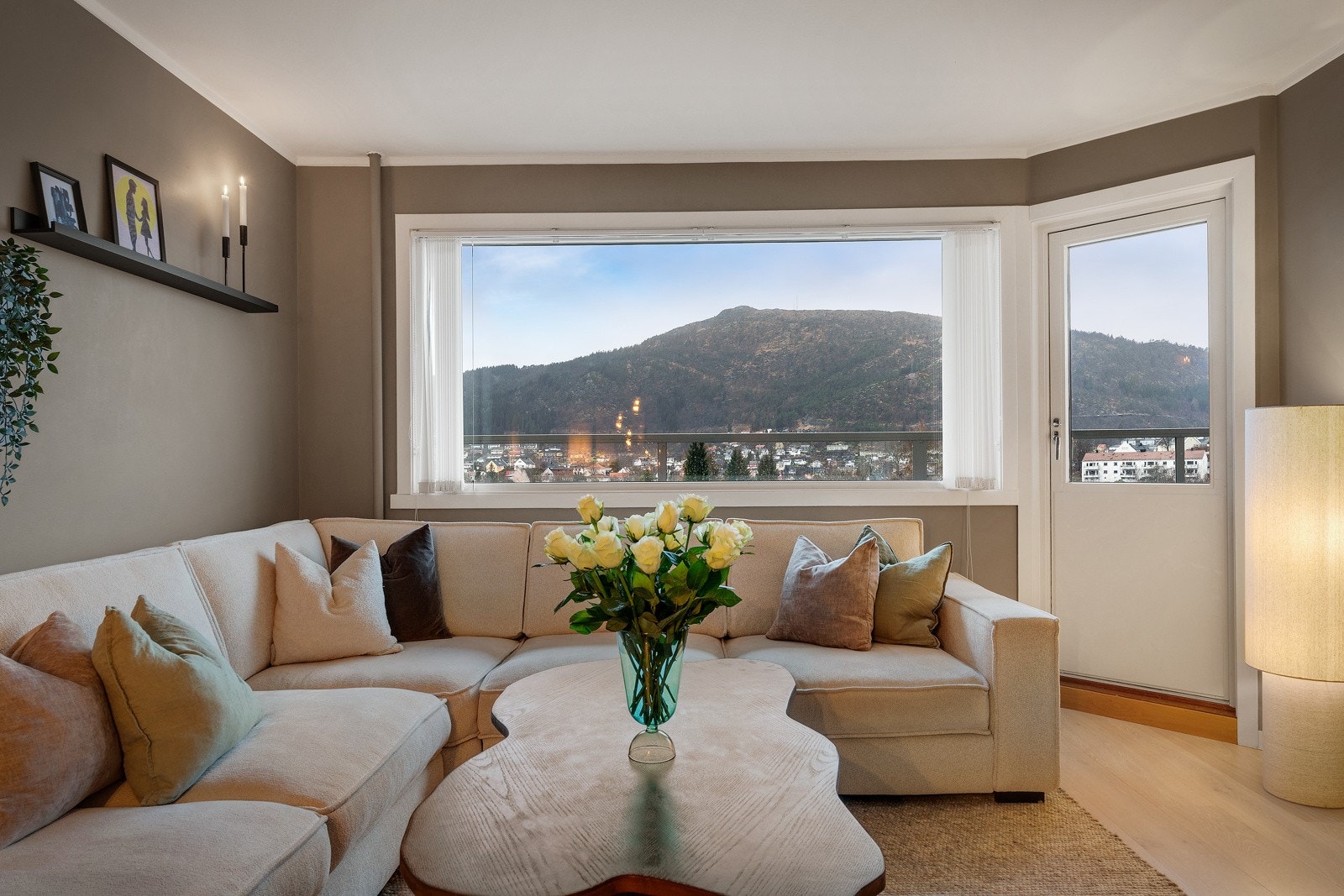 Det er store vindusflater som gir herlig lysinnslipp. Galleribilde