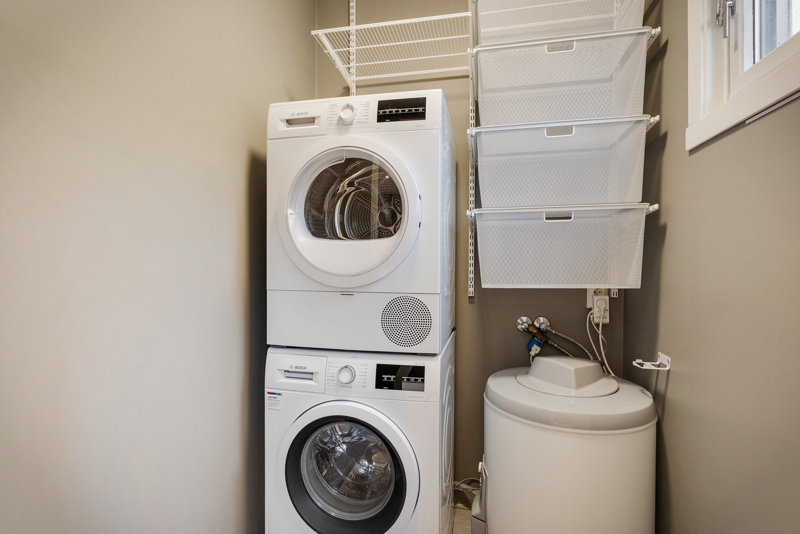 Fra kjøkkenet er det adkomst til en praktisk bod med varmtvannsbereder og opplegg for vaskemaskin og tørketrommel. Galleribilde