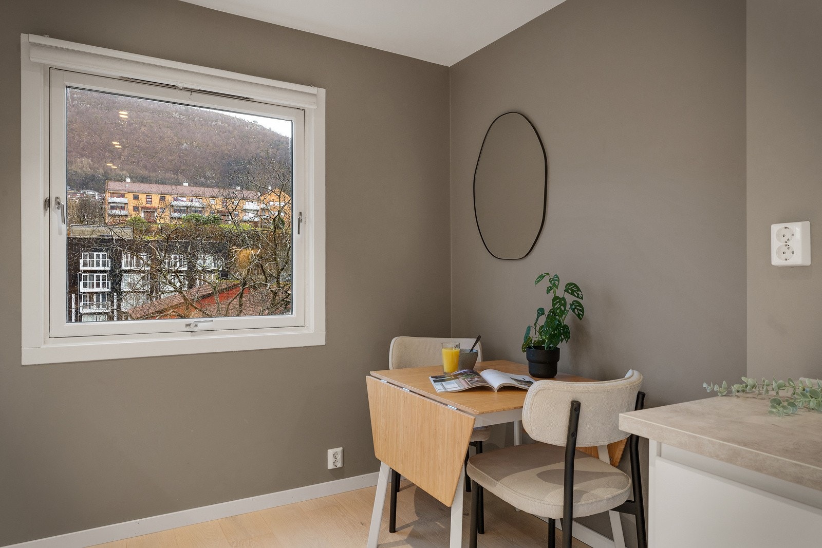 Flott utsikt utover fjellene fra kjøkkenet. Galleribilde