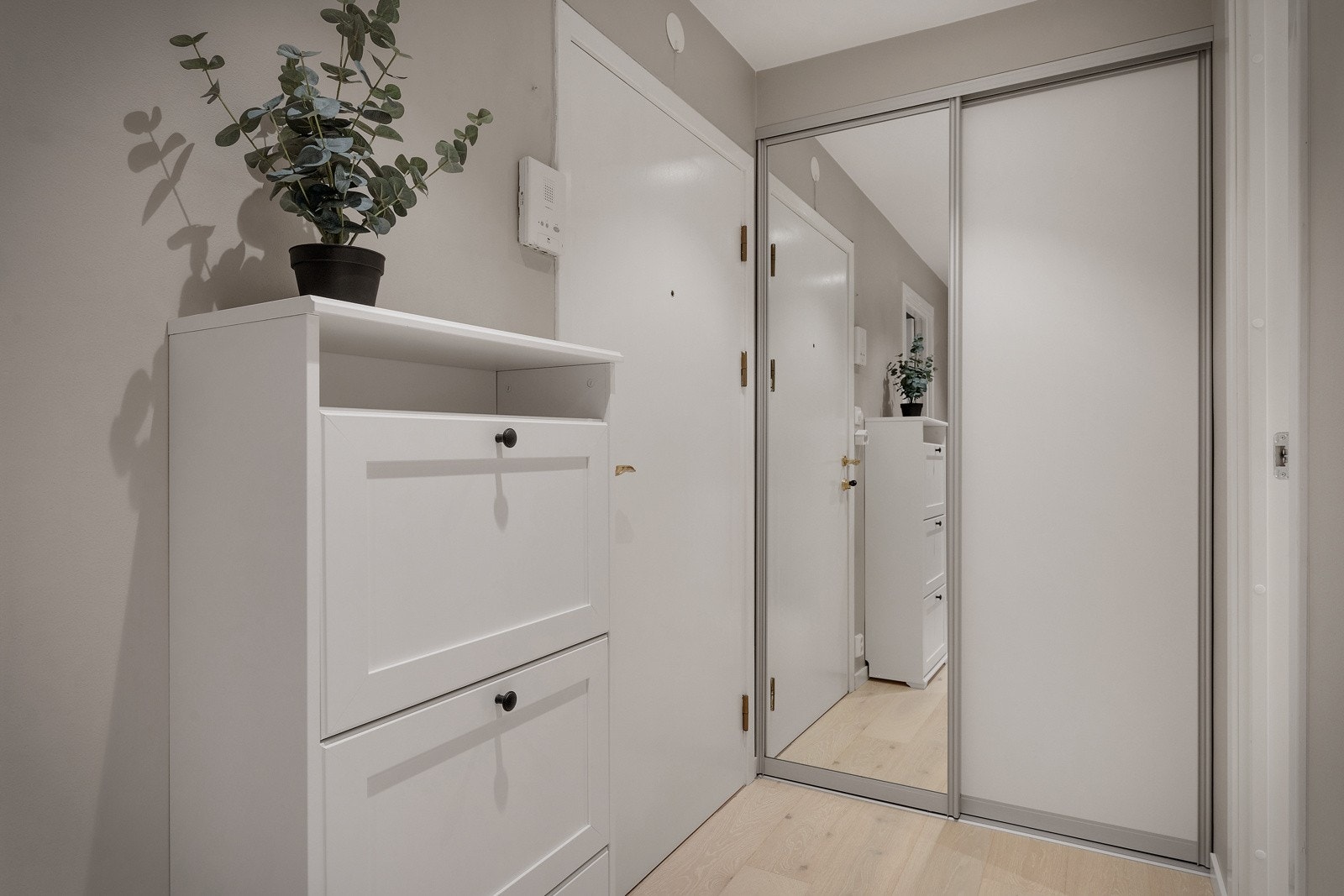 Her er det grei plass til oppbevaring av sko og yttertøy, samt et flott integrert garderobeskap. Galleribilde