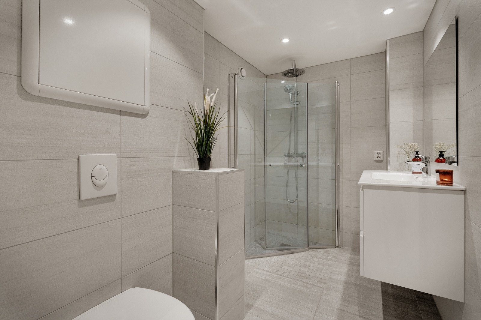 Boligen har et lekkert bad fra 2019. Galleribilde