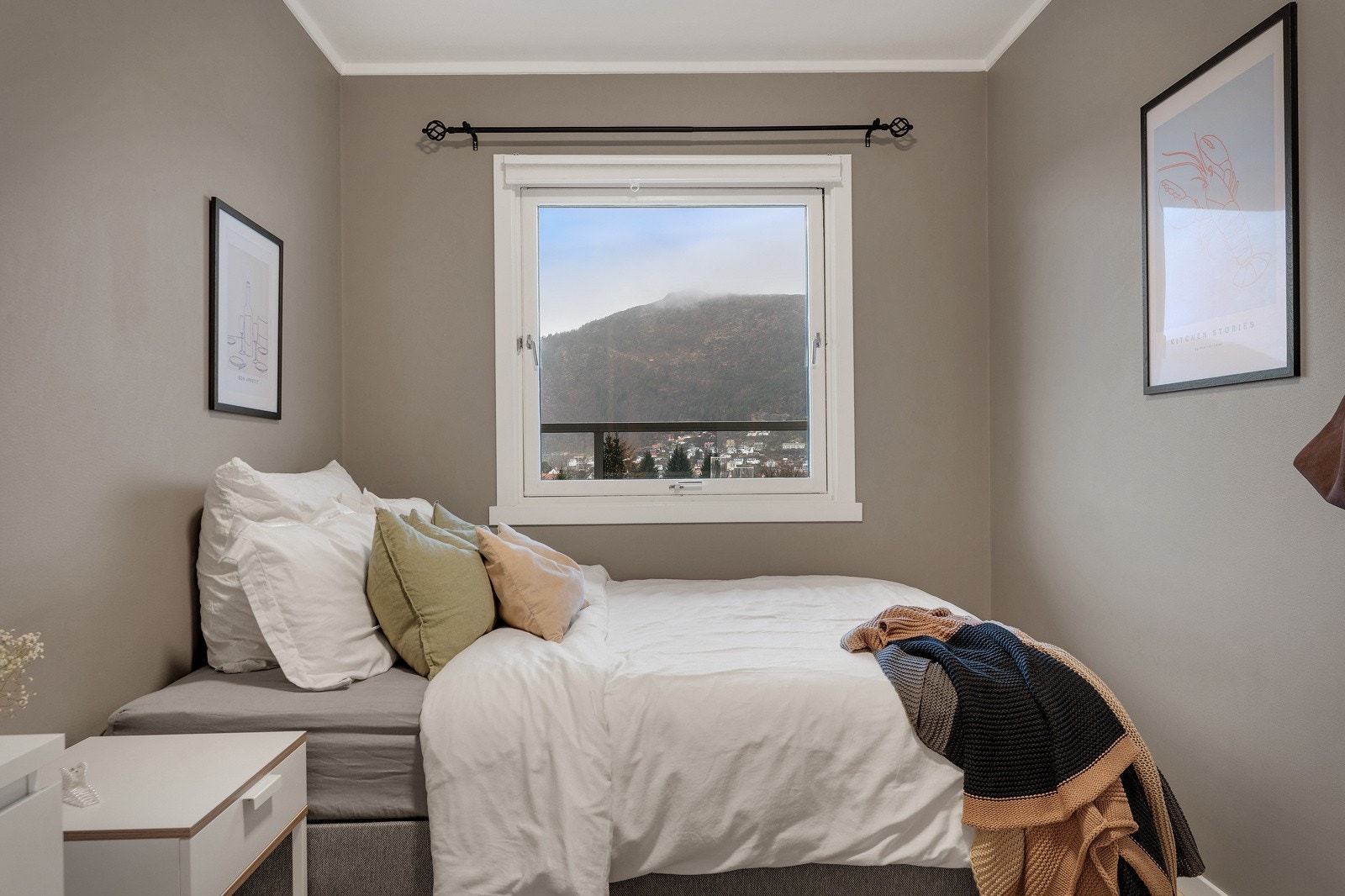 Det store vinduet gir rikelig med naturlig lysinnslipp. Galleribilde