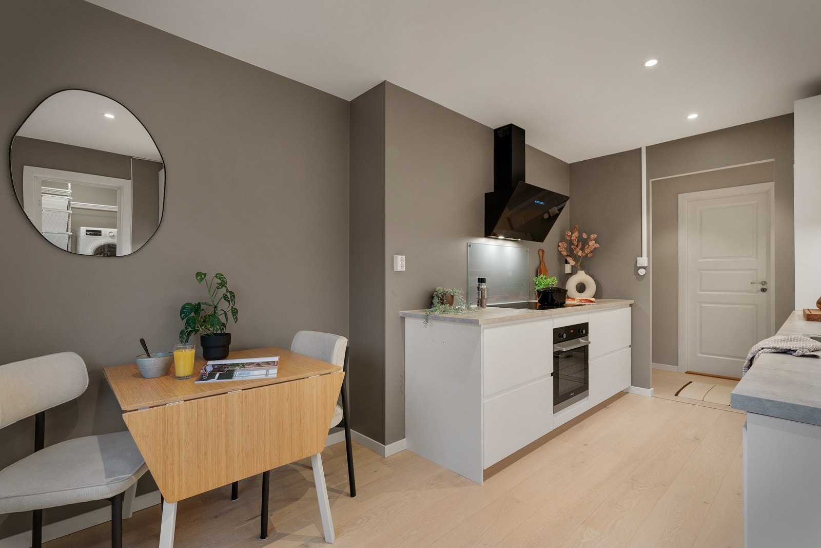 På kjøkkenet kan en fint innrede med en spisegruppe. Galleribilde