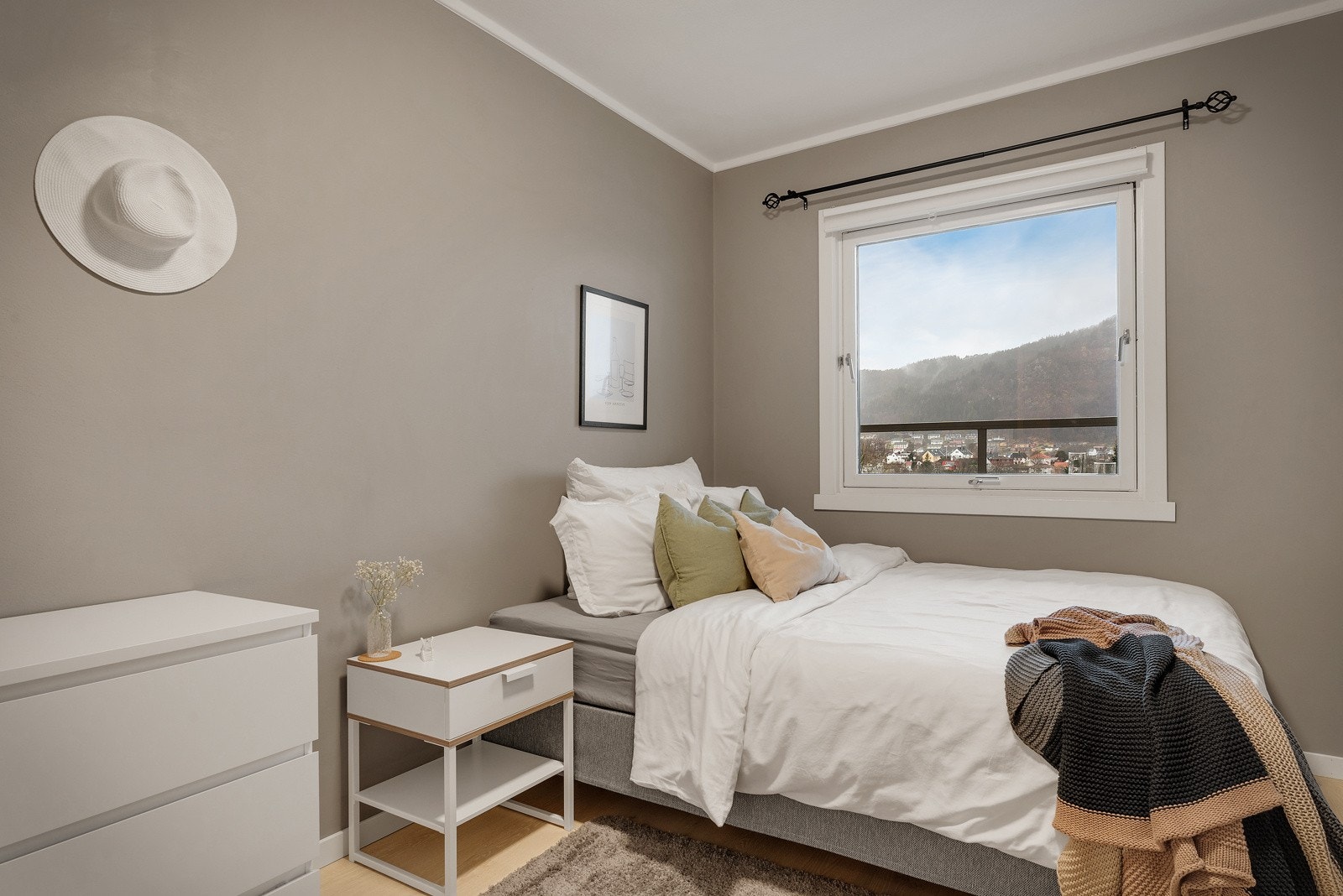 Også her er det god plass til å innrede med dobbeltseng, nattbord, skap m.m. Galleribilde