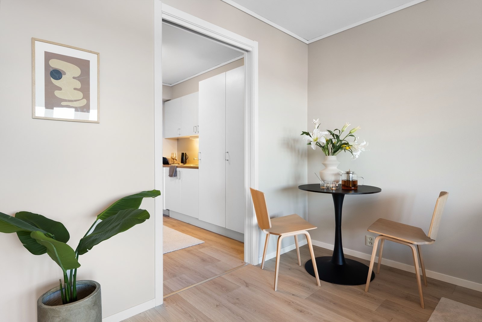 Her kan både sofagruppen og spisebordet få sin egen plass. Galleribilde