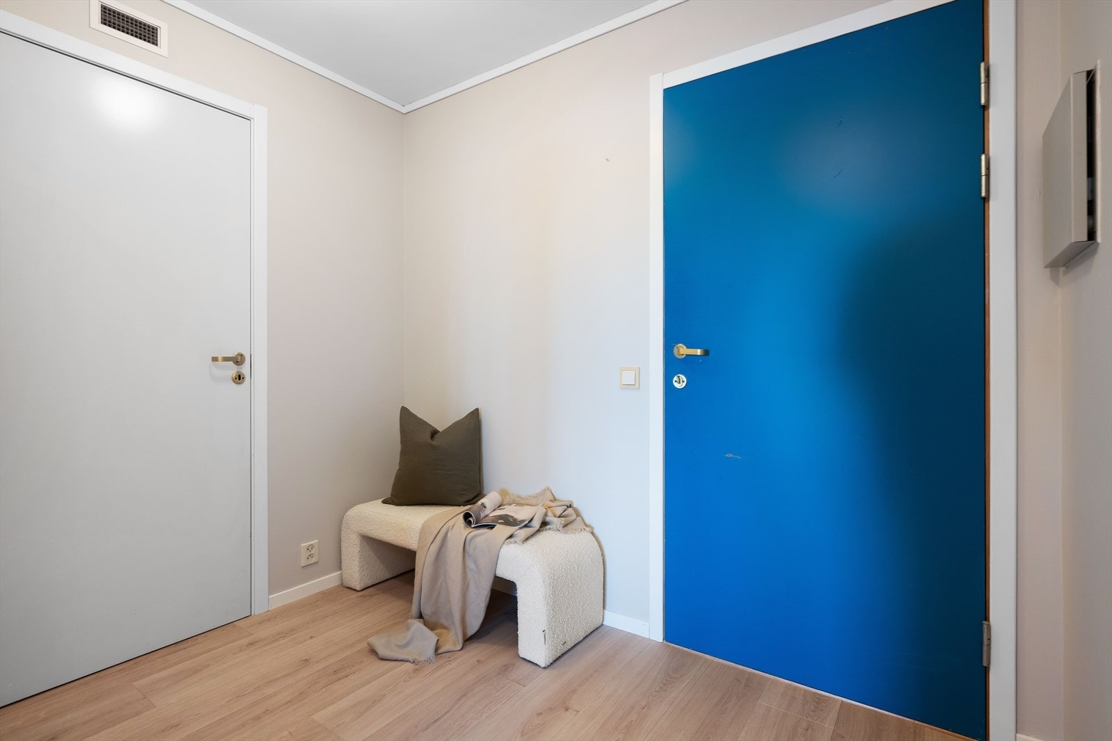 Fra fellesgangen kommer en inn i den store og praktiske gangen med rikelig plass for klær og sko. Galleribilde