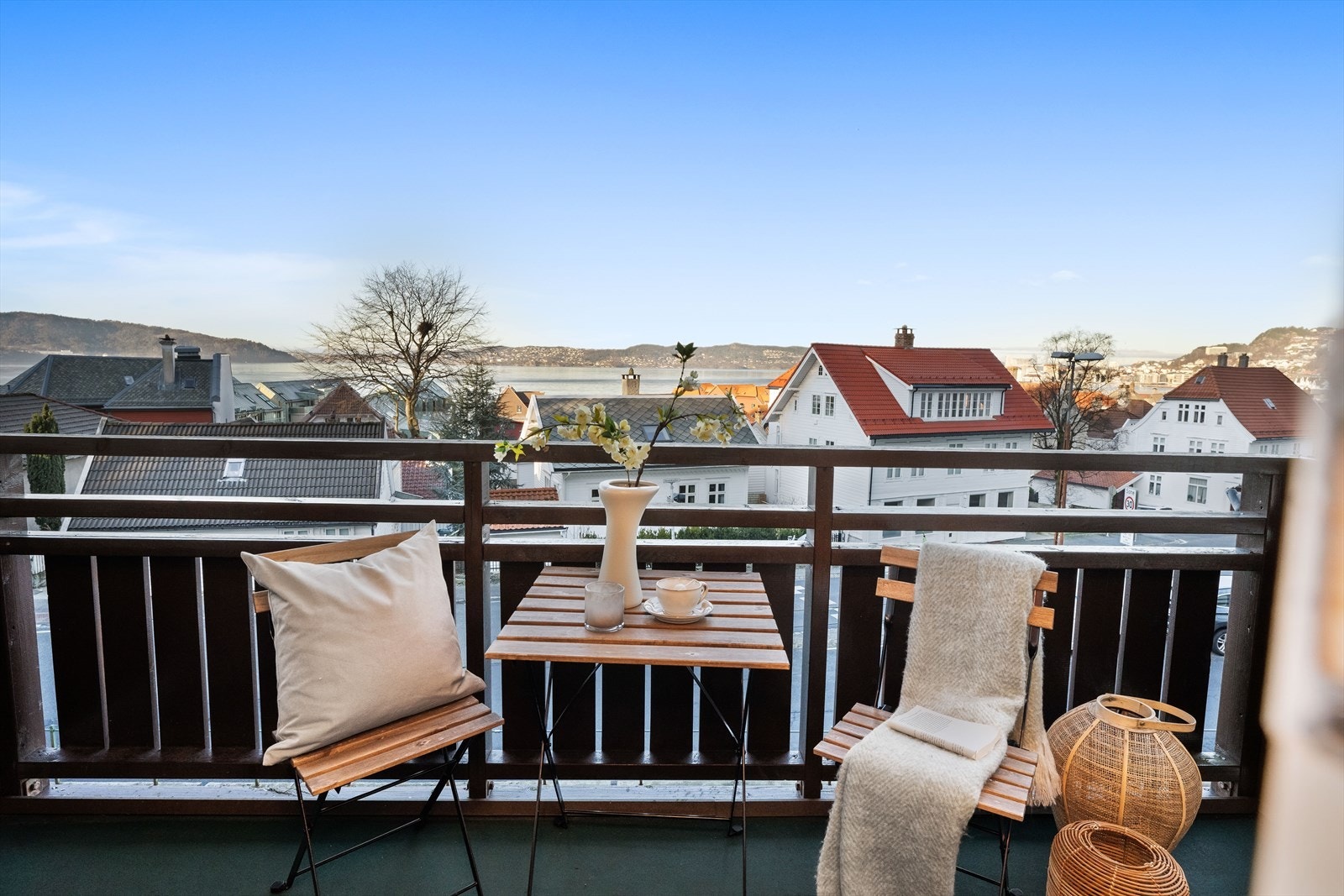 Solrik balkong med nydelig utsikt. Galleribilde