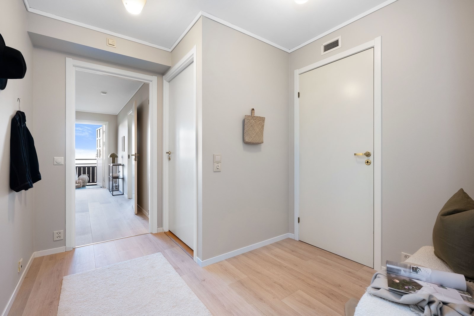 Inngang direkte til den interne boden om ytterligere oppbevaringsplass ønskes. Galleribilde