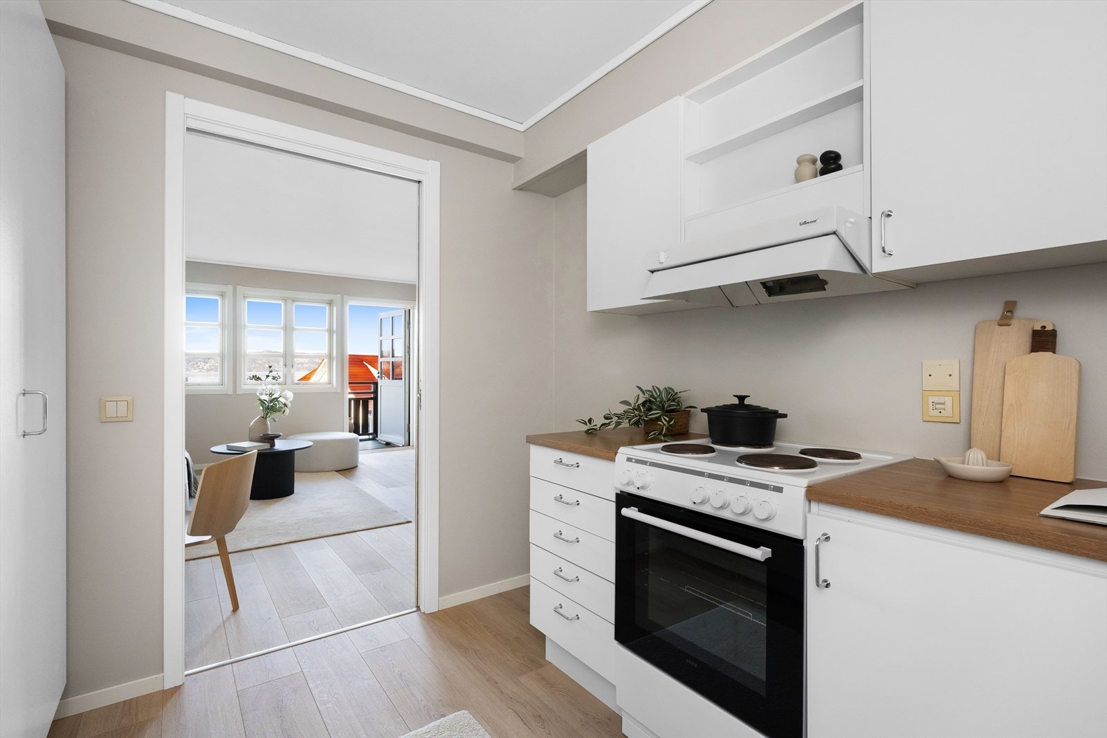 Det er en plassbesparende skyvedør mot stuen. Galleribilde