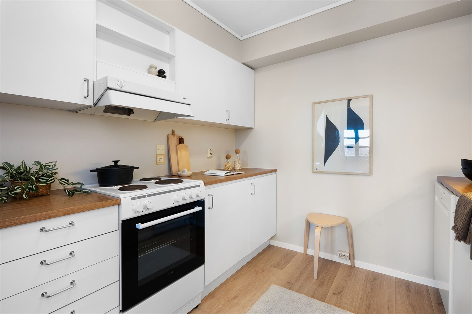 Godt med både benkeplass og oppbevaringsplass. Galleribilde