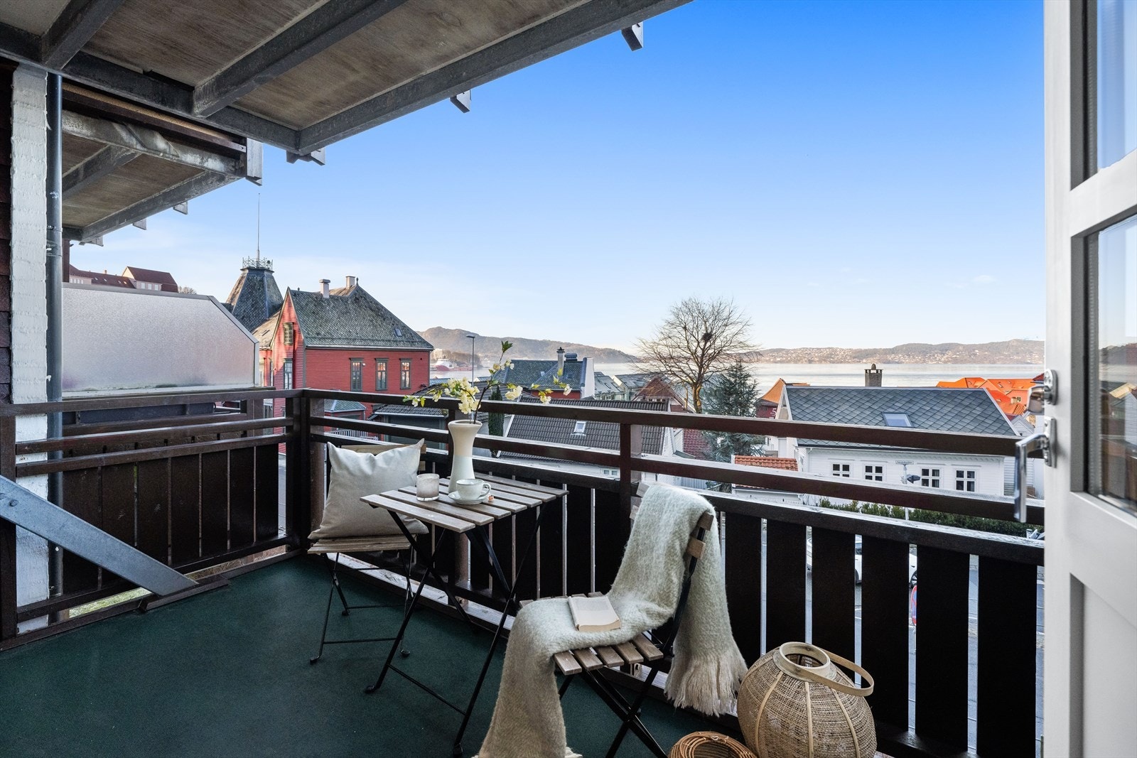 Nydelig utsikt over Byfjorden og videre mot Askøy. Galleribilde