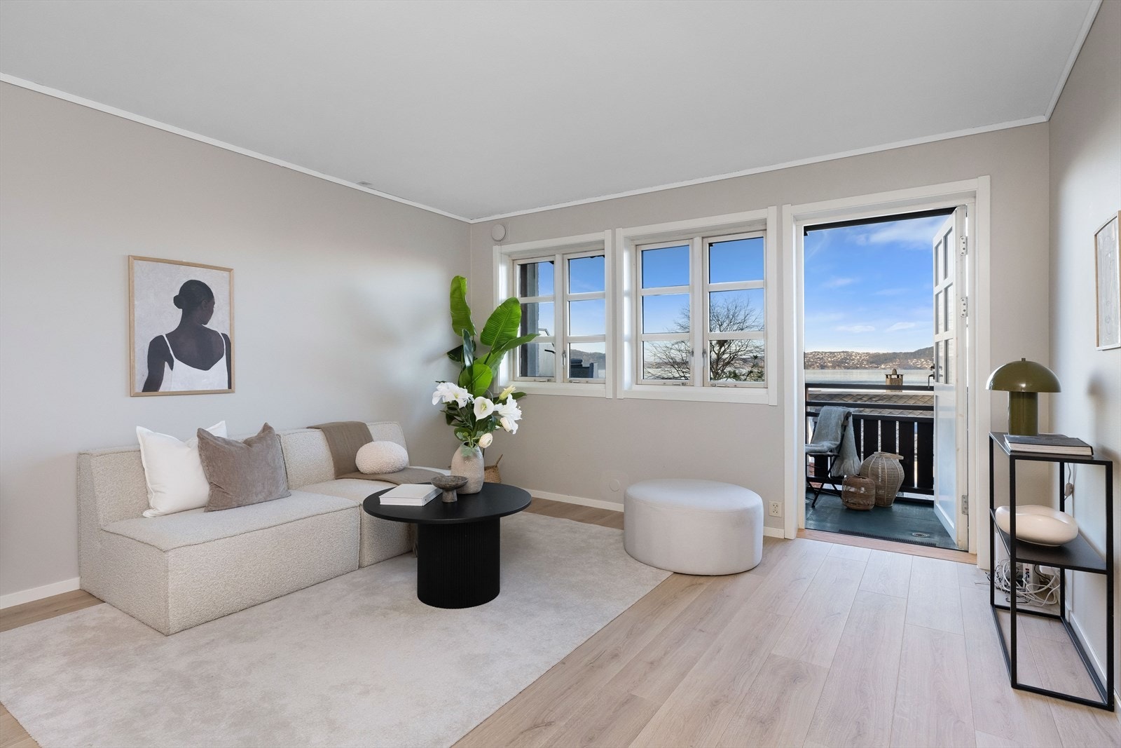 En herlig stue med store vindusflater og rikelig med naturlig lysinnslipp. Galleribilde