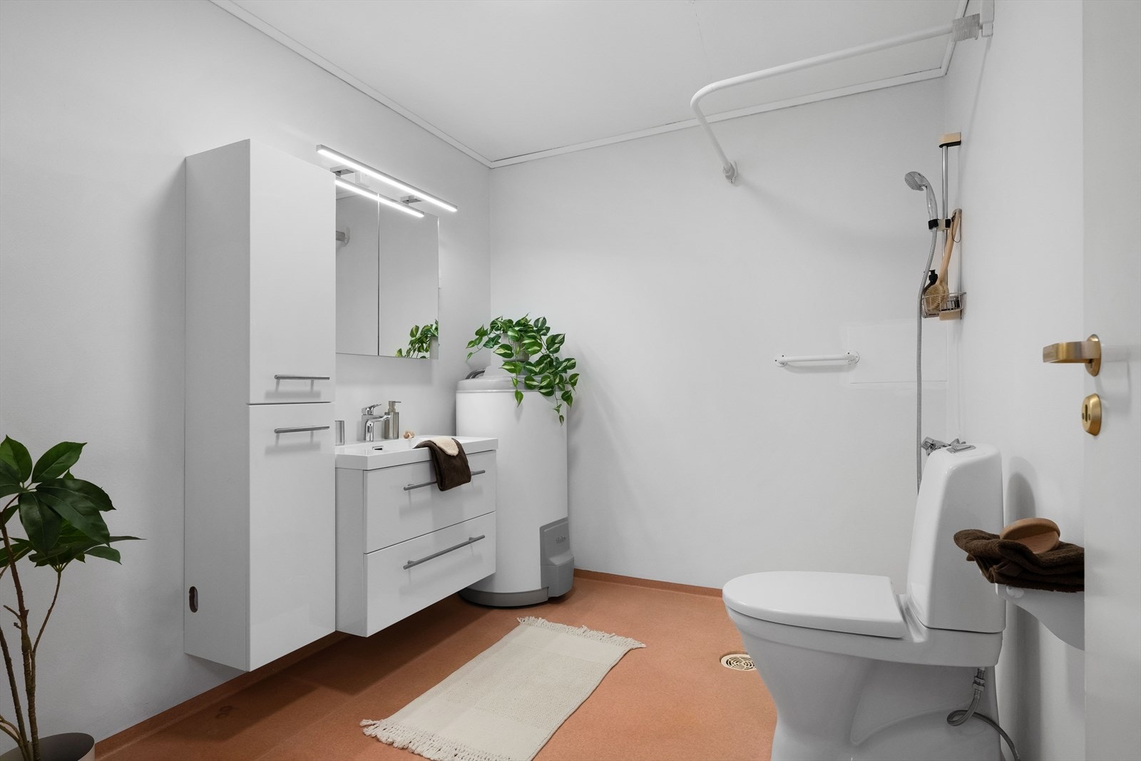 Bad/vaskerom er på nesten 7 kvm. og inneholder foruten god plass til vaskemaskin og tørketrommel, baderomsinnredning med høyskap, varmtvanntank, frittstående toalett og dusjløsning. Galleribilde