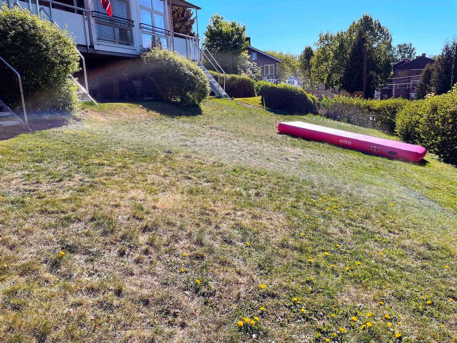 Selgers private sommerbilde.
Stor gressplen med mulighet for lek og hygge. Galleribilde