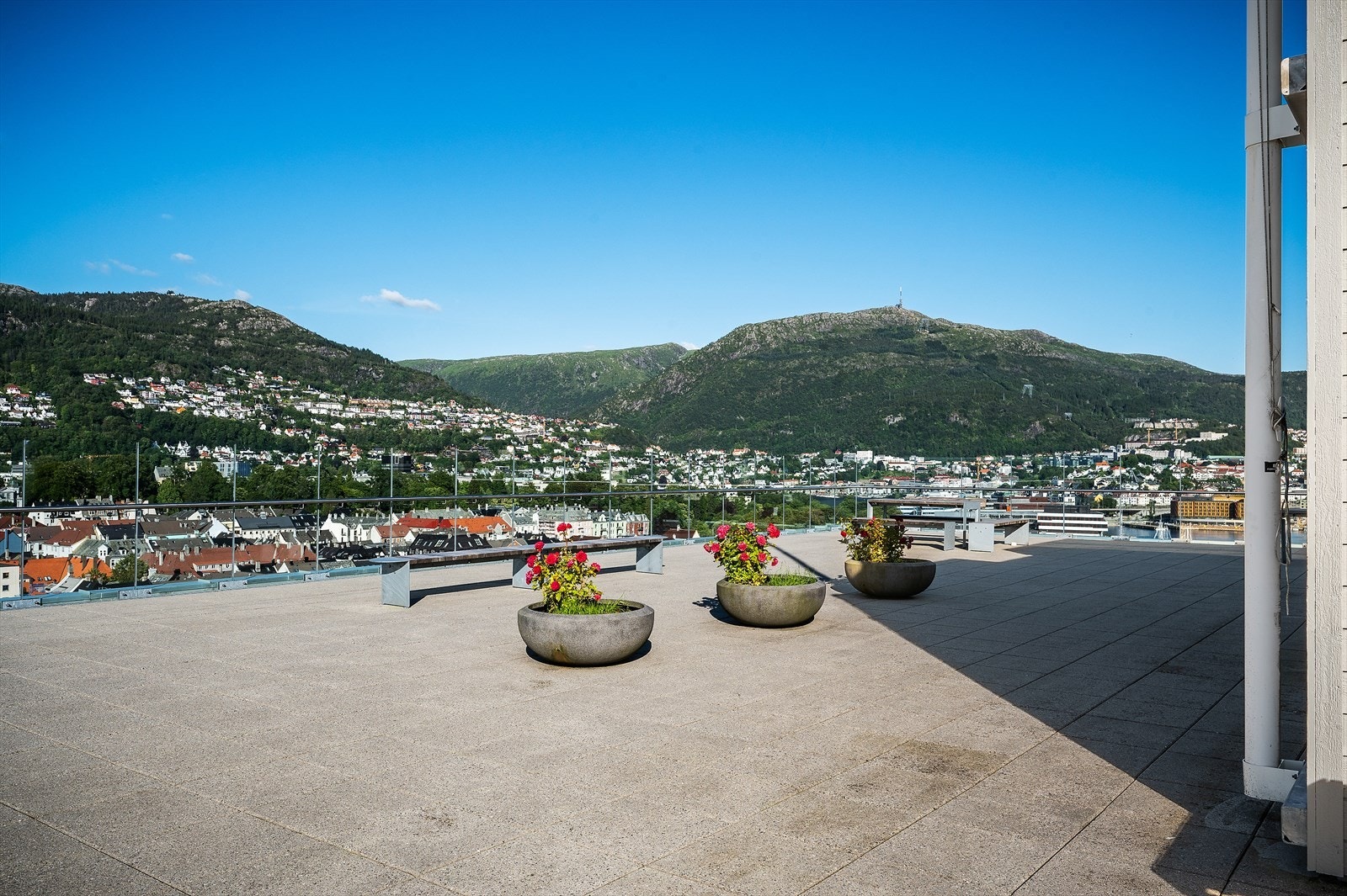 - Sameiet har en av byens fineste felles takterrasser med magisk utsikt over fjorden, byen og byfjellene - Galleribilde