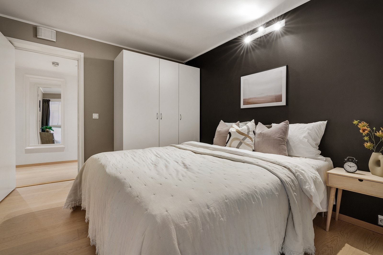 - Her er det god plass til dobbeltseng og garderobe - Galleribilde
