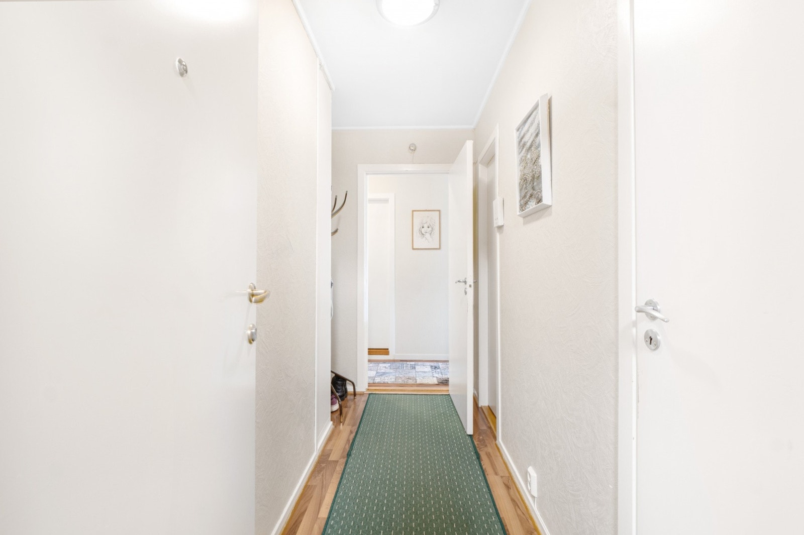 Entré med plass til yttertøy. Galleribilde