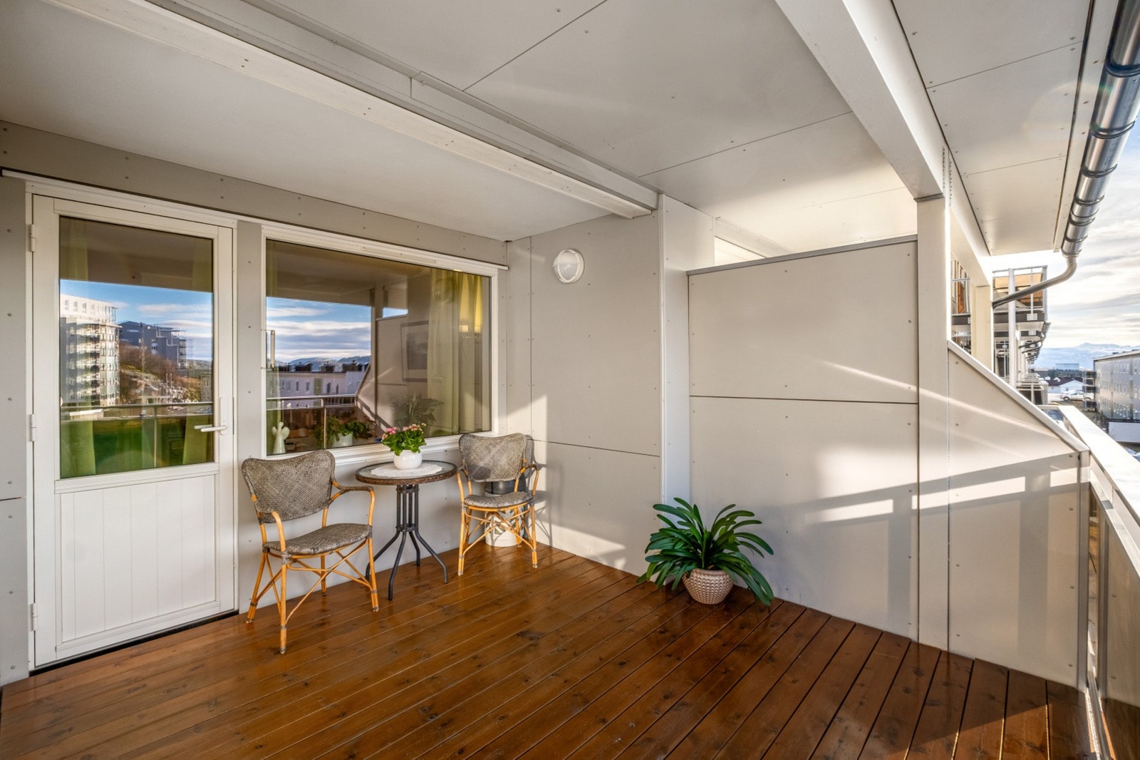 Her er det god plass til hagemøbler, grill mm. Galleribilde