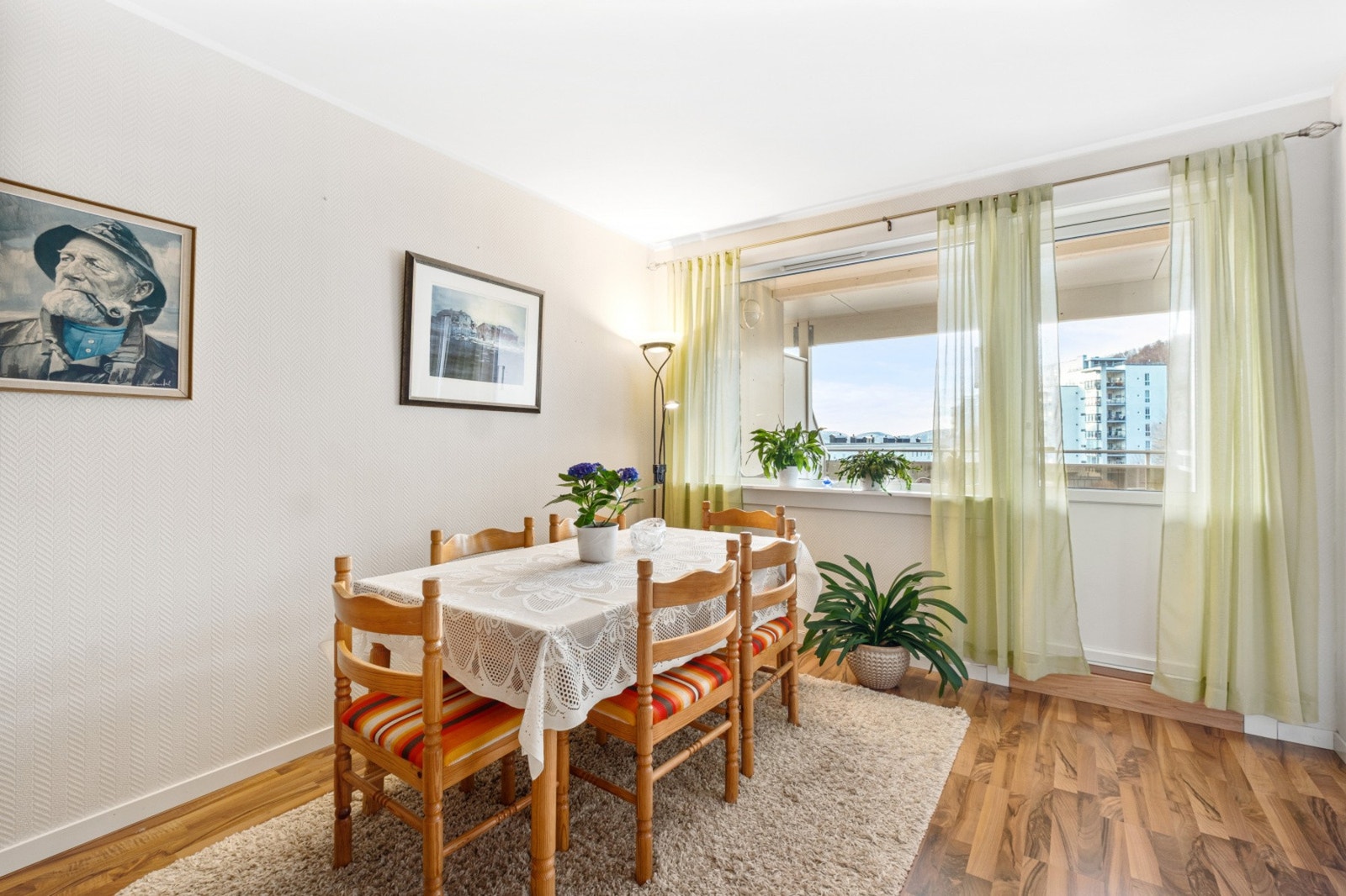 Spisestue med utgang til balkong. Galleribilde