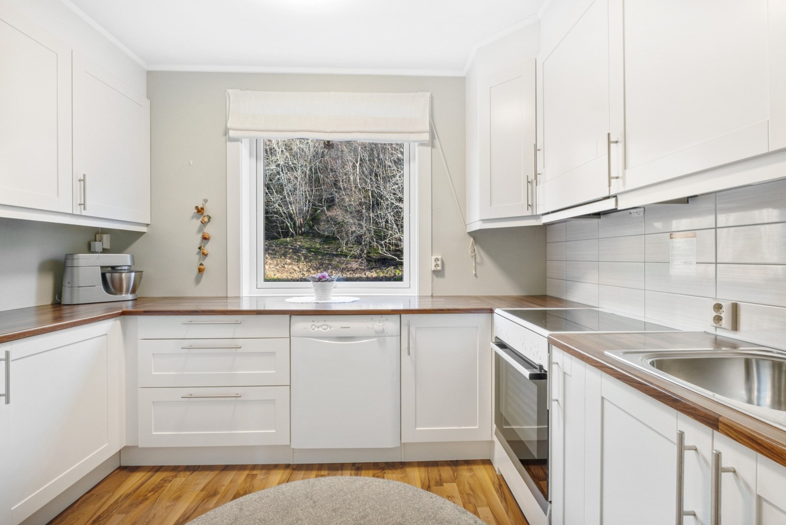 Oppvaskmaskin og kjøl/fryseskap følger med. Galleribilde