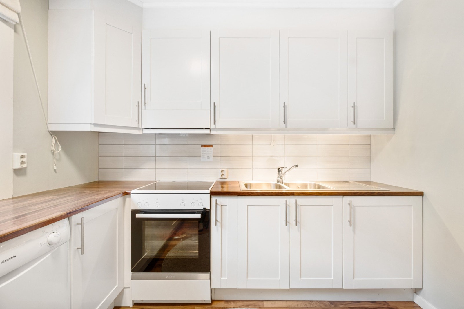 Kjøkkenet har godt med skap og benkeplass. Galleribilde