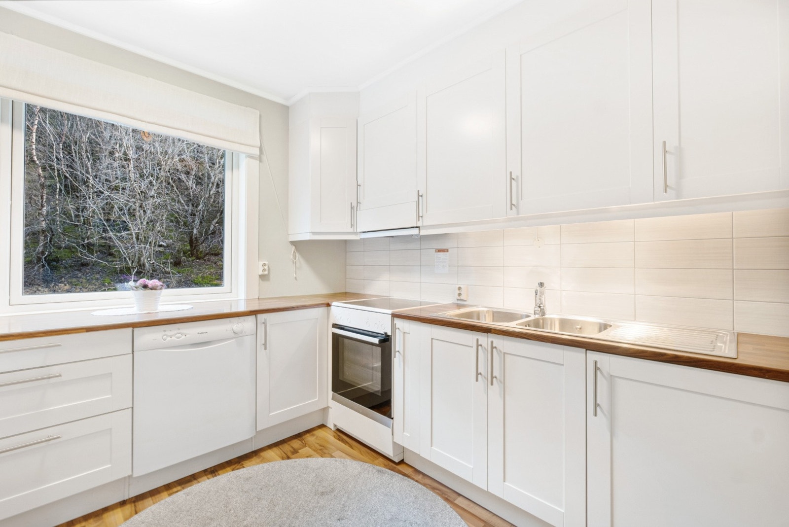 Lyst og pent kjøkken fra 2008. Galleribilde