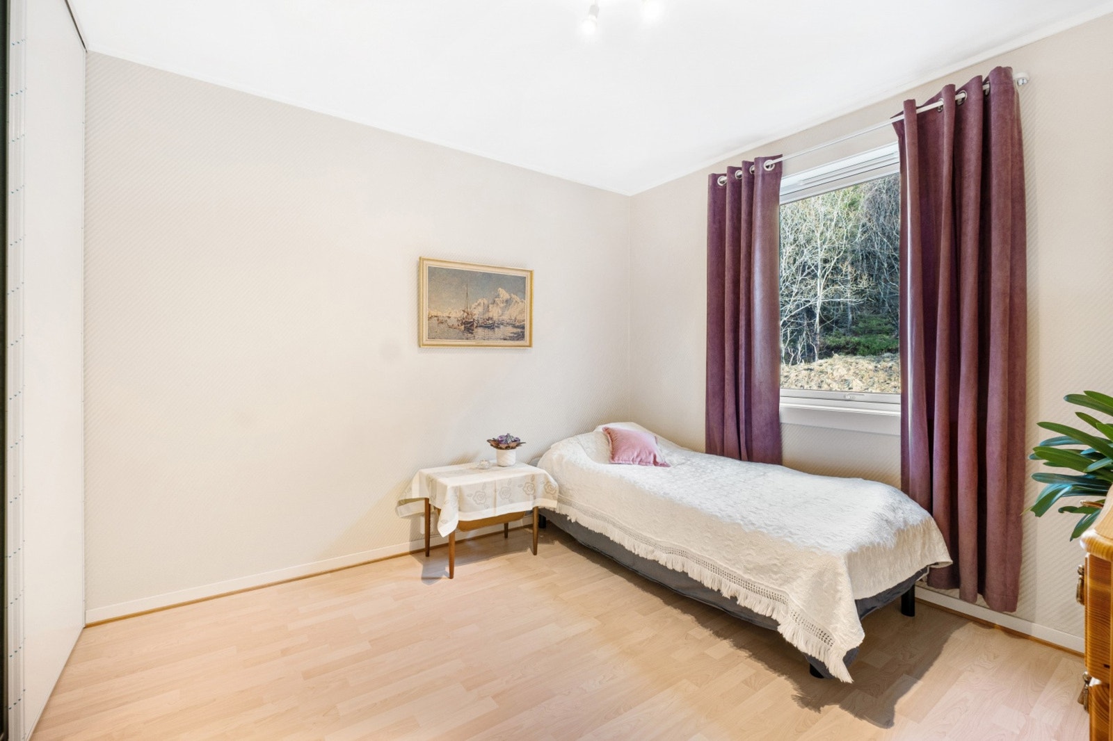 Soverommet vender ut mot rolige omgivelser. Galleribilde