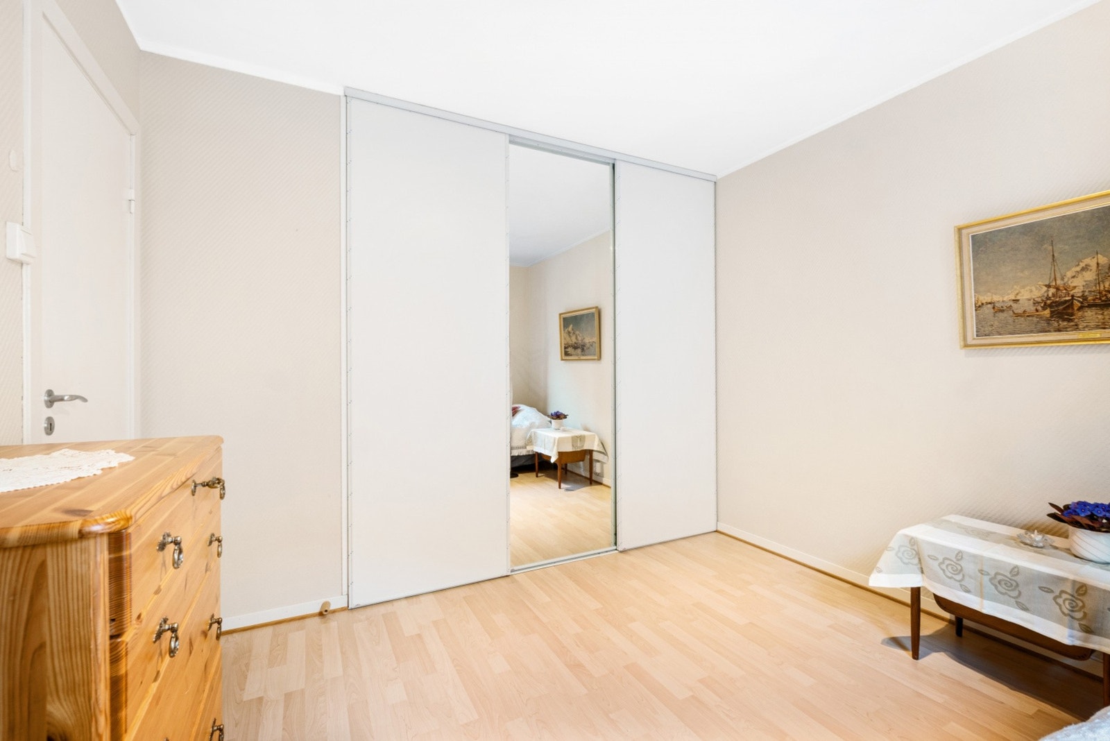 Romslig skyvedørsgarderobe med innmat. Galleribilde