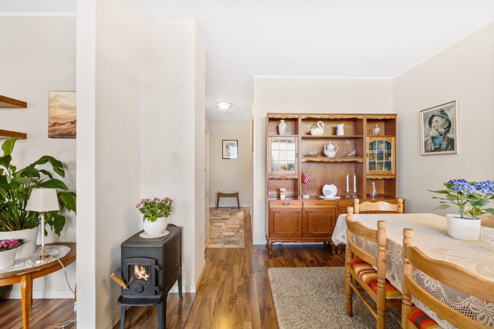 Det er satt inn vedovn for bruk på kalde vinterdager. Galleribilde