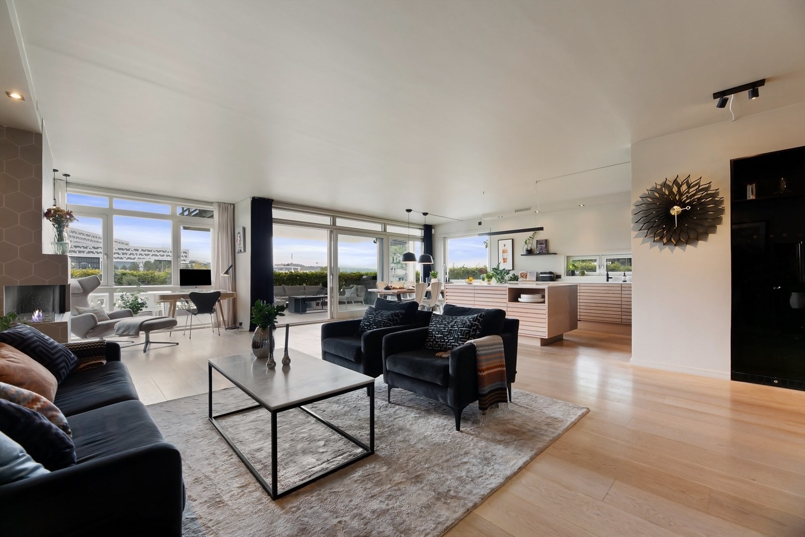 Fra nær sagt alle vinkler i stuen er det kontakt med terrasse utenfor, bukta like utenfor der igjen. Galleribilde