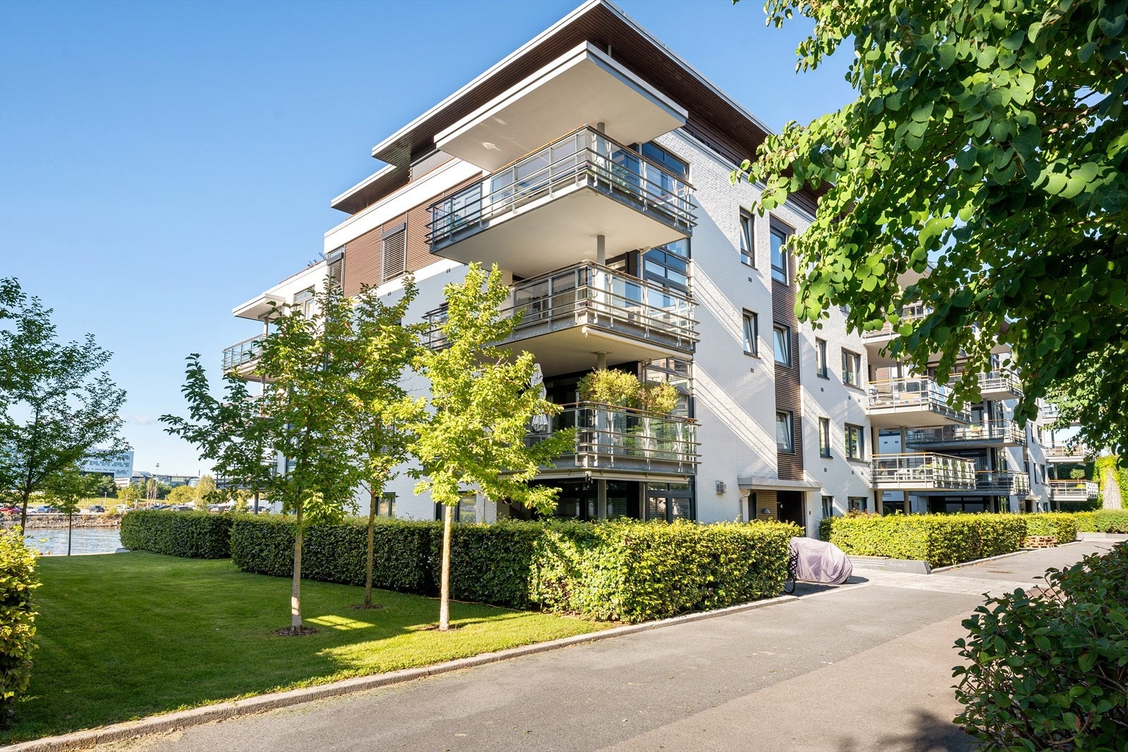 Adkomst nr. 16, nest ytterste bygg på bryggekanten. Galleribilde