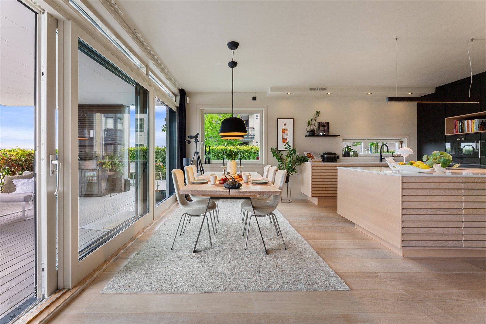 Logisk plassering av spisestuen - med plass til store selskaper. Galleribilde