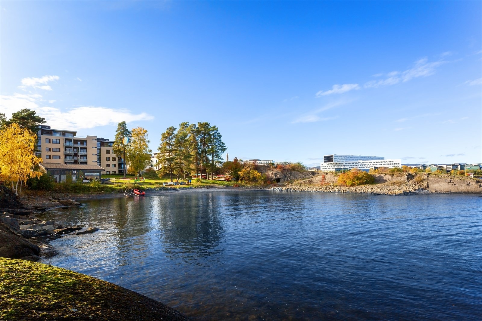 En av strendene på Rolfstangen, sameiene i bakgrunnen Galleribilde