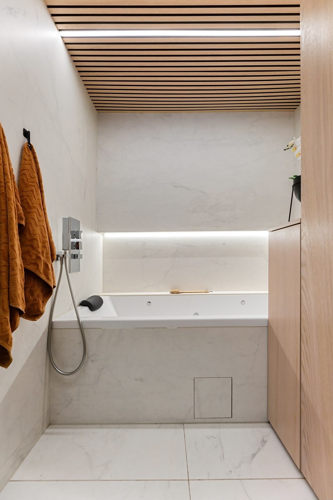 Det opprinnelige, lille gjestetoalettet utgjør i dag nisjen for badekaret. Galleribilde