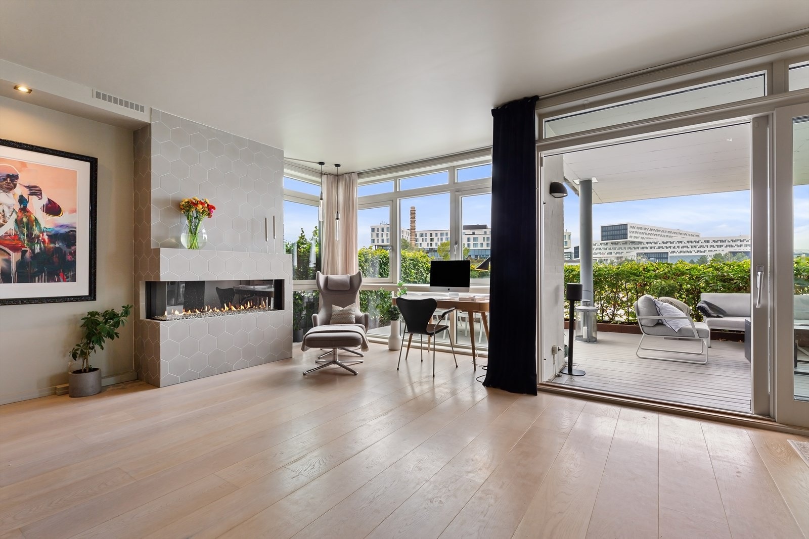 Fra nær sagt alle vinkler i stuen er det kontakt med terrasse utenfor, bukta like utenfor der igjen. Galleribilde