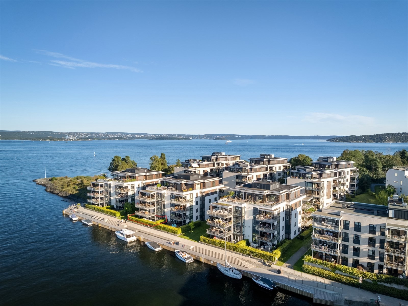 Rolfsbukta og sameiene Marina I-III, nærmere sjøen kommer man ikke i leilighet. Galleribilde