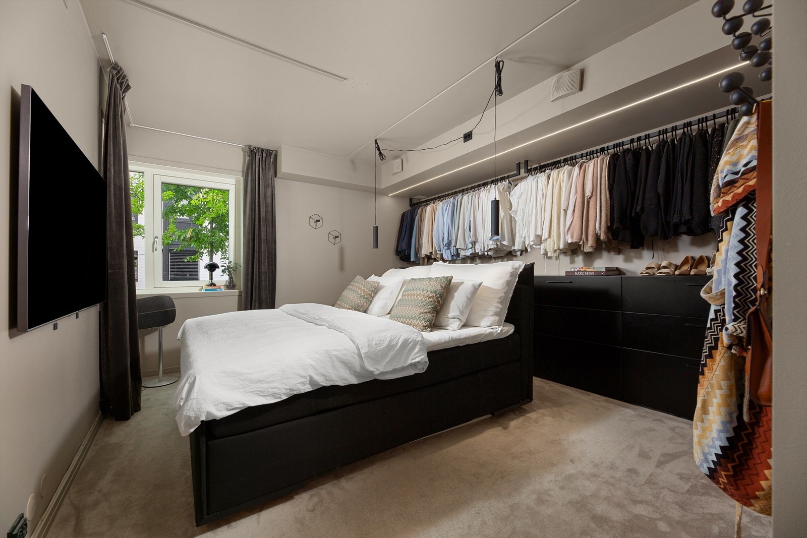 Flott hovedsoverom med garderobe og sjøutsikt fra hjørnevindu. Galleribilde