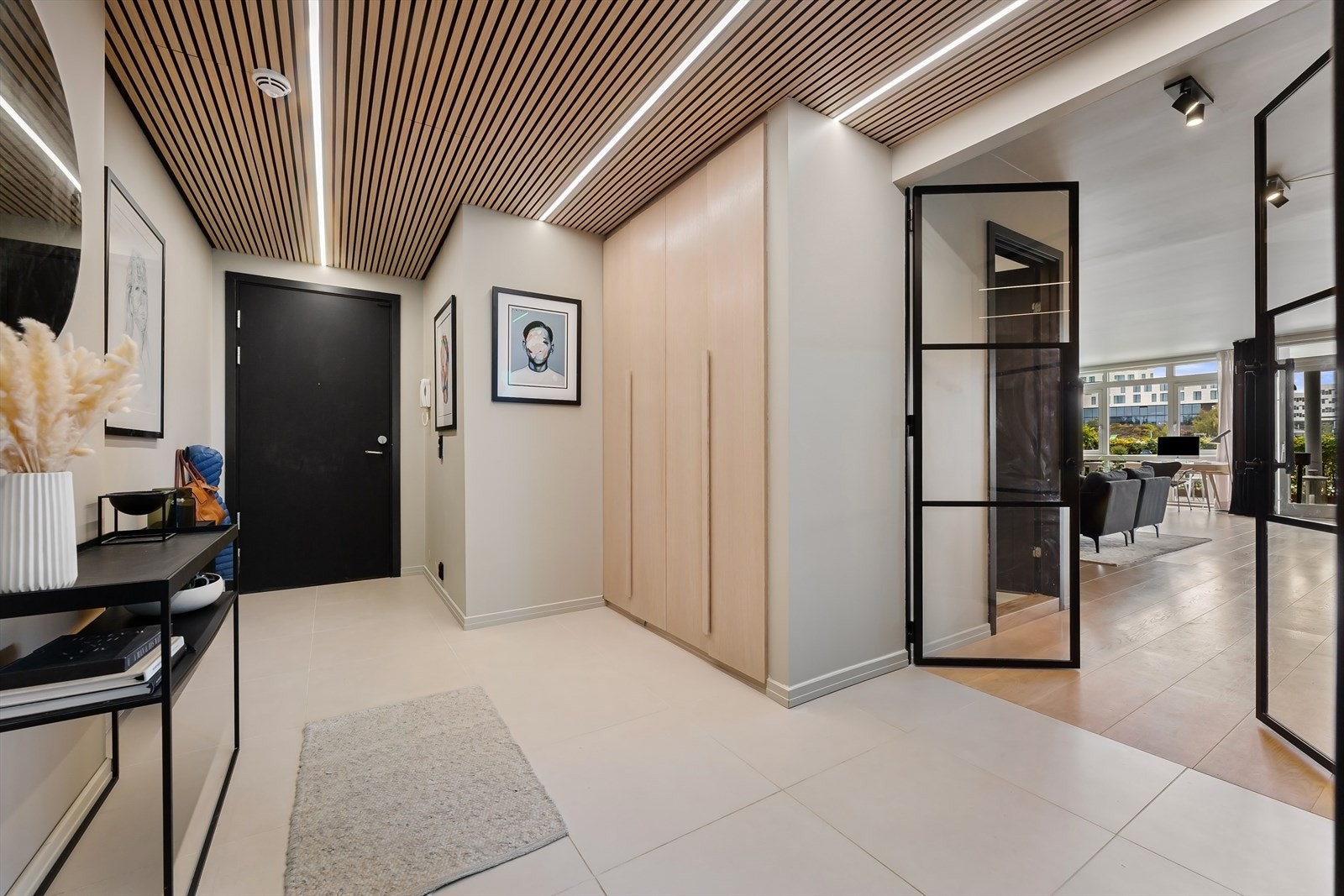 Romslig entré og garderobe. Galleribilde