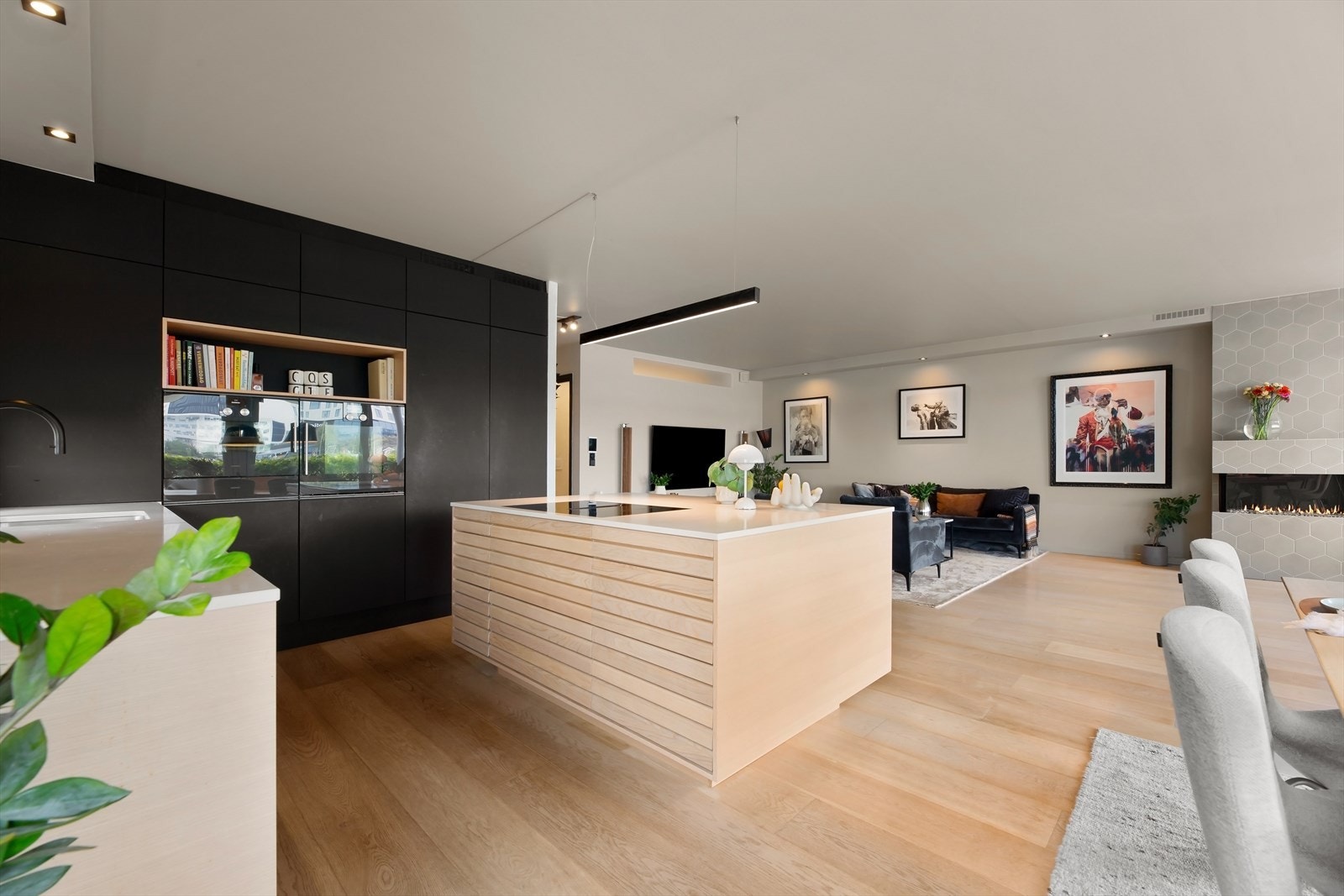 Moderne kjøkkenløsning, god kontakt med stue, sosiale løsninger. Galleribilde