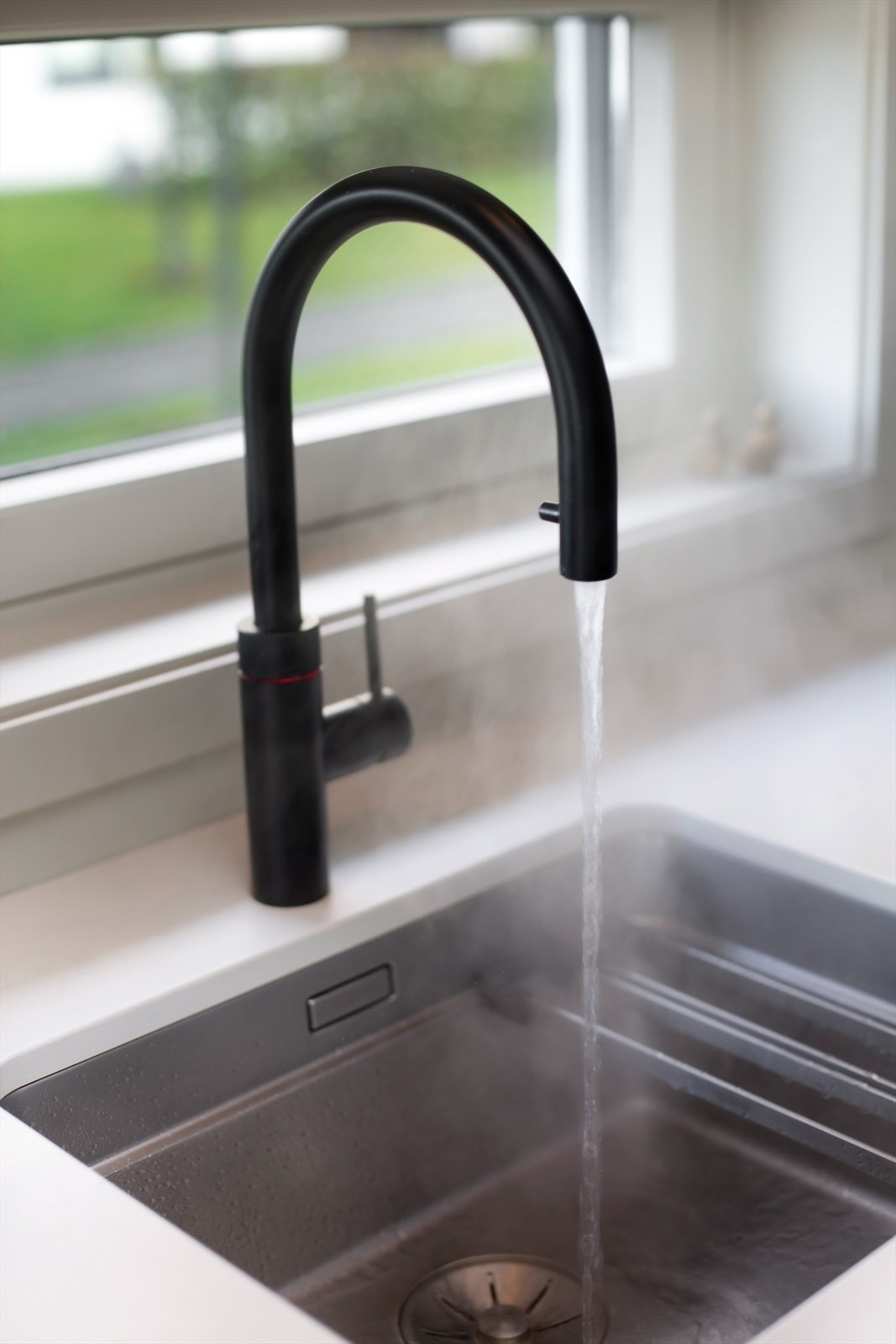 Quooker med kokende vann i kranen Galleribilde